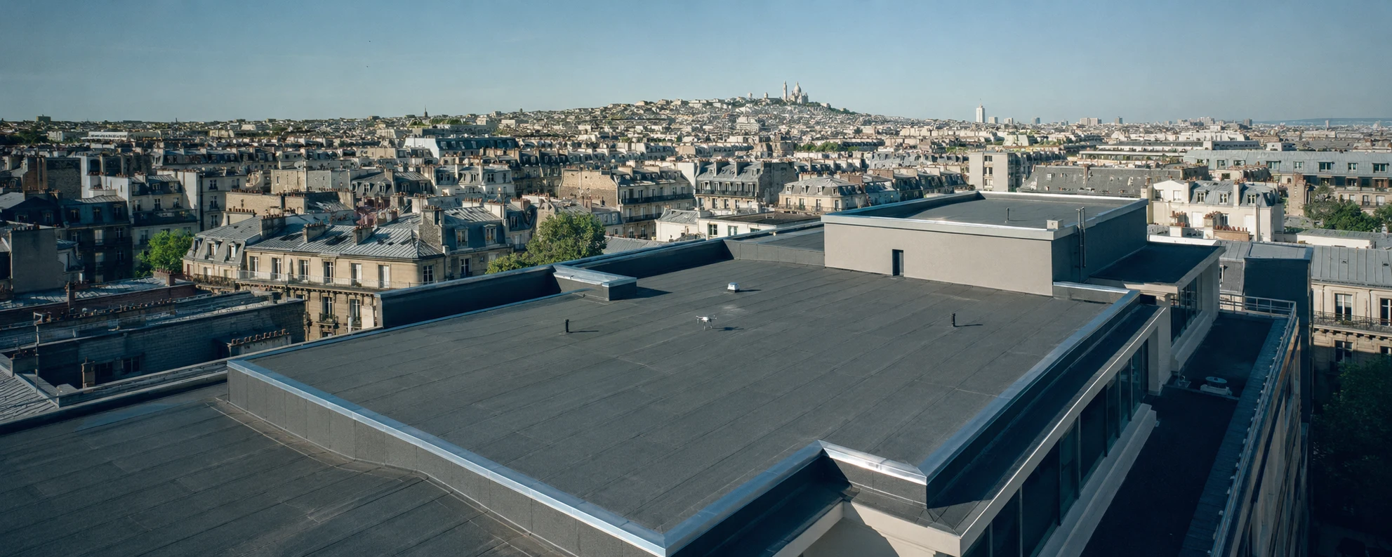 Toiture-terrasse parisienne, vue panoramique sur les toits jusqu'au Sacré-Cœur